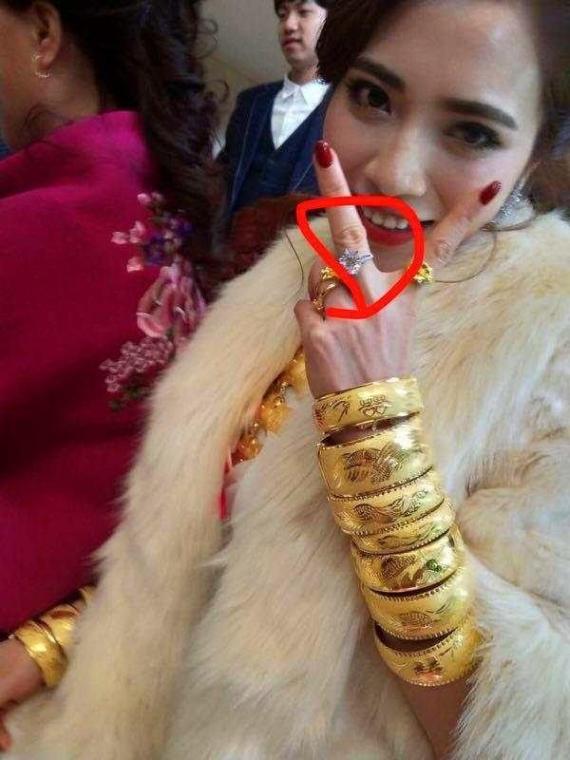 Cô dâu đeo vàng gãy cổ trong đám cưới vẫn mạnh miệng nói: Em chỉ yêu anh, không yêu vàng